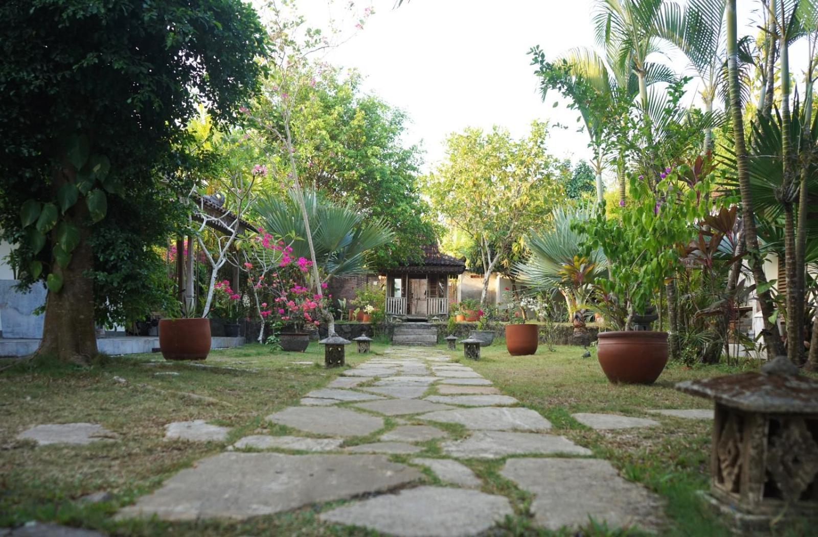 Blue Garden Yogyakarta Hotel Bangunjiwo Exterior photo