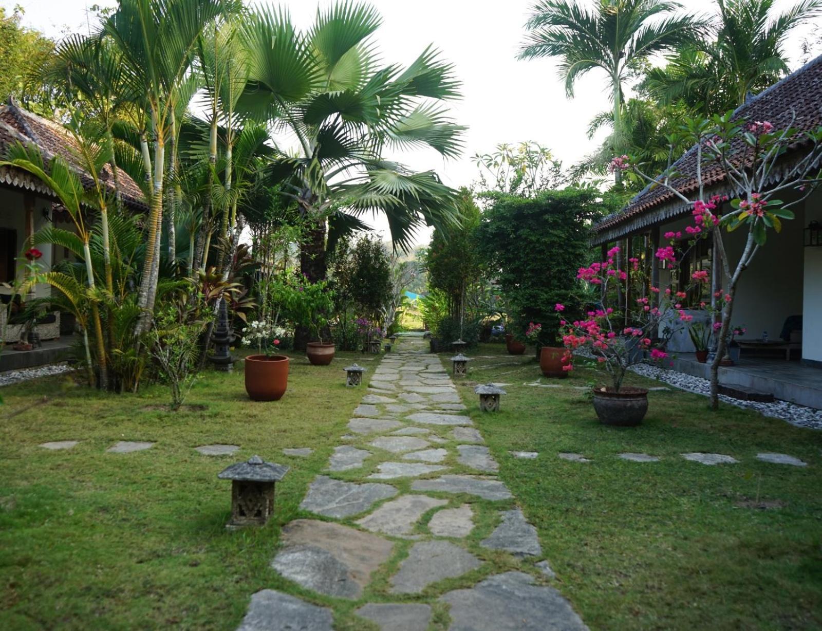 Blue Garden Yogyakarta Hotel Bangunjiwo Exterior photo